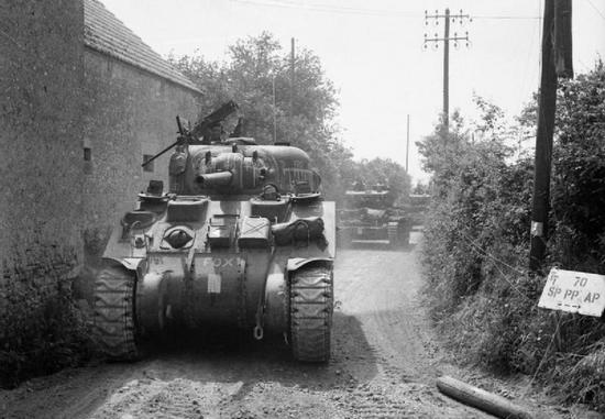 Czołgi Sherman i Cromwell w drodze do Tilly-sur-Seulles. 13 czerwca 1944 r.