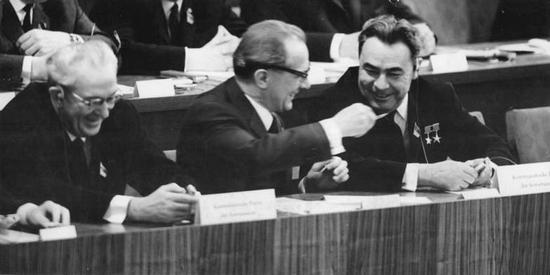 Od lewej Jurij Andropow, Erich Honecker oraz Leonid Breżniew podczas zjazdu Socjalistycznej Partii Jedności Niemiec. Berlin 1967 (źródło Bundesarchiv, lic. C-BY-SA).