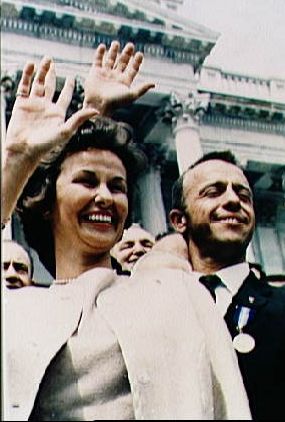 Louise i Alan Shepard machają do tłumu po spotkaniu z JFK. W dniu ogłoszenia pierwszej siódemki astronautów, skończyło się zwyczajne życie Louise.