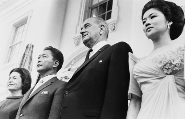 U szczytu kariery. Ferdinand Marcos w towarzystwie amerykańskiego prezydenta Lyndona B. Johnsona.