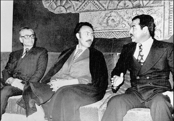 Spotkanie tyranów. W środku Bumedien, po bokach Mohammad Reza Pahlawi i Saddam Husajn.