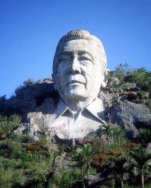 Wieczny prezydent. Wykuta w skale podobizna Marcosa nieopodal miasta Baguio na Filipinach. Dzisiaj już nie istnieje (fot. Angust; lic. CC ASA 3,0).