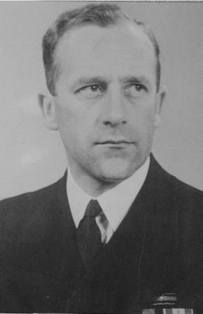 Kapitan Bolesław Romanowski. To jemu przypadł wątpliwy przywilej dowodzenia ORP "Jastrząb".