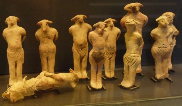 Kolejka klientów w egipskim burdelu? Być może, choć w gruncie rzeczy są to figurki służące do rzucania klątw... (fot. Kamil Janicki, wykonana w Muzeum Luwru).