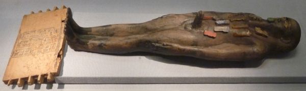 Balsamiści zwracali szczególną uwagę na wyeksponowanie pewnych organów... Na zdjęciu figurka mumii z Kunsthistorisches Museum w Wiedniu (fot. Kamil Janicki; prawa zastrzeżone).