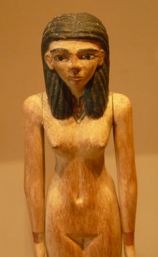 Starożytne Egipcjanki nie bały się nagości. Na zdjęciu statuetka sprzed około 4000 lat odkopana w Asjut i wystawiona w Luwrze (fot. Kamil Janicki).