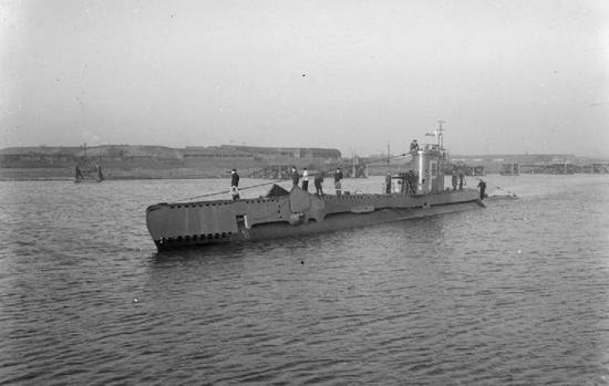 ORP Dzik w pełnej okazałości. To właśnie ten okręt Polska Marynarka Wojenna otrzymała w zamian za zatopionego "Jastrzębia". Jego pierwszym dowódcą został kpt. Romanowski.