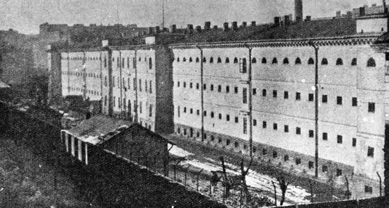 Więzienie na Pawiaku podczas niemieckiej okupacji budziło grozę u każdego Warszawiaka. Przez jego mury przewinęło się ponad 90 tys. osób. Połowa z nich zginęła zakatowana na miejscu, stracona w publicznych egzekucjach lub zamordowana w obozach koncentracyjnych.