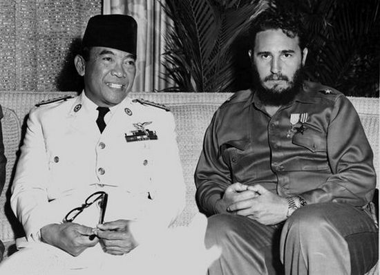 Ahmed Sukarno na wspólnym zdjęciu z Fidelem Castro (1960). Indonezyjski prezydent - podobnie jak kubański dyktator - z czasem coraz bardziej skłaniał się ku komunizmowi, co ostatecznie doprowadziło go do upadku. Jednak, to rządy jego następcy przyniosły setki tysięcy, a być może nawet miliony ofiar.