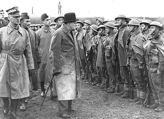 Winston Churchill wizytuje polskie oddziały stacjonujące w Anglii (1943 r.). Dwa lata później brytyjski premier bardzo liczył, że Polacy pomogą mu w planowanej wojnie ze Związkiem Radzieckim.