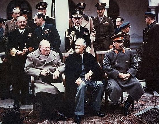Wielka Trójka w otoczeniu towarzyszących im członków delegacji. Churchill na tym zdjęciu nie wygląda zbyt dobrze, czyżby to przez pluskwy, które go tak dotkliwie pogryzły?