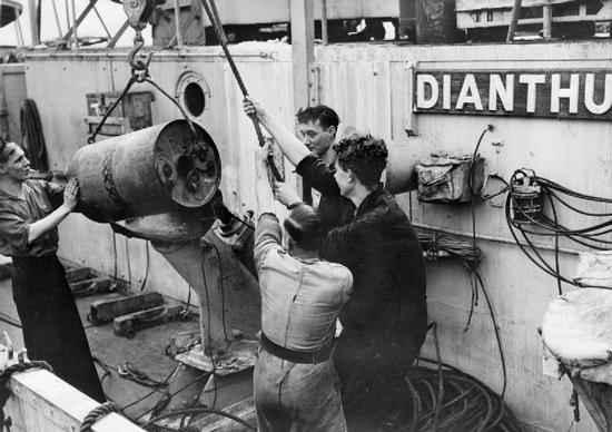 Załadunek bomb głębinowych na pokład korwety HMS "Dianthus". To właśnie ładunki tego typu niemal posłały na dno ORP "Jastrząb".