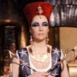 Niezwykła egipska władczyni, której sława stała się nieśmiertelna. Po prostu Kleopatra VII (na zdjęciu kadr z filmu "Kleopatra" z 1963 r., z niezapomnianą kreacją Elizabeth Taylor).