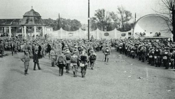Koncentracja strzelców na krakowskich Oleandrach w sierpniu 1914.