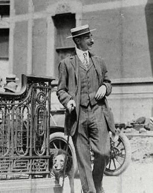 John Jacob Astor ze swoim psem, terierem Airedale. Oboje podróżowali na pokładzie Titanica. 