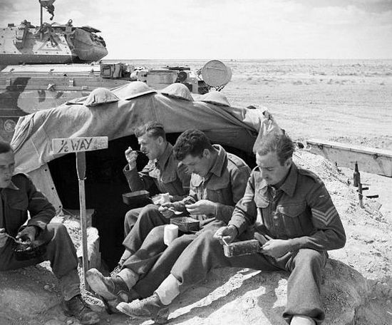 Załoga Crusadera je śniadanie obok swojego czołgu. Obiad ugotują sobie pewnie kładąc puszki z jedzeniem koło rury wydechowej. Afryka Północna 1942.