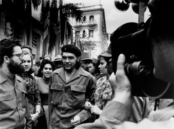 Ernesto Che Guevara, choć przystojny, był absolutnie beznadziejnym podrywaczem. Aż dziw, że mu się udało! (Che na ulicach Hawany).