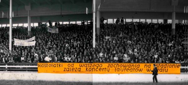 Władze nie mogły sobie poradzić z entuzjazmem młodzieży. Banerowe ostrzeżenie dla uczestników Finału Wiosennego Festiwalu Muzyki Nastolatków w Gdańsku (1966).