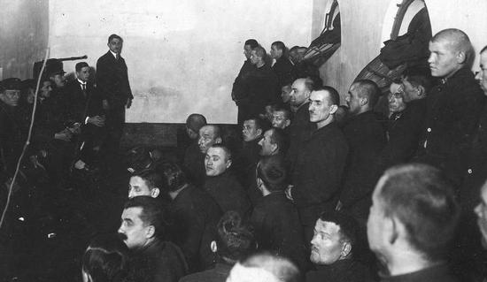 W 1939 r. polskie podziemie doprowadziło do zwolnienia z więzień wielu przestępców. Obiecano im, że po wojnie ich wyroki zostaną skrócone jeżeli będą okradać i mordować Niemców.