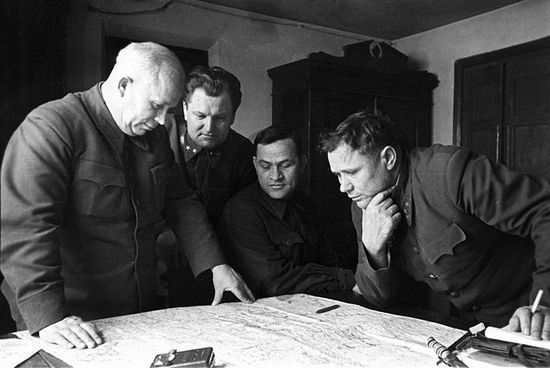 Wielu radzieckich generałów uważało, że najlepszym sposobem na utrzymanie dyscypliny było bicie podwładnych. Wśród nich był również gen. Andrzej Jeremienko. Na zdjęciu pierwszy z prawej w trakcie narady w czasie walk o Stalingrad (źródło: RIA Novosti archive; lic. CC-BY-SA 3.0).