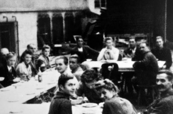 15 sierpnia 1944 roku jeszcze było co jeść. Powstańcy ze zgrupowania "Żywiciel" siedzą przy zastawionym stole na terenie gimnazjum "Poniatówka" na Żoliborzu.