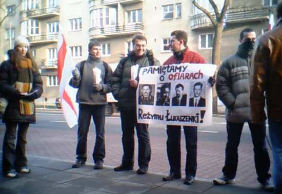 Demonstracja Białorusinów i Polaków przed budynkiem MSZ w Warszawie z portretami białoruskich "zaginionych". 12 grudnia 2003 (fot. Bladyniec; lic. CC ASA 3.0)