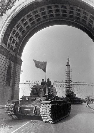 Czołg KW1 wyrusza do walki z Niemcami pod Leningradem. Ciekawe czy i jego załoga zaliczyła jakieś trafienia? (źródło: RIA Novosti archive; lic. CC ASA 3.0).
