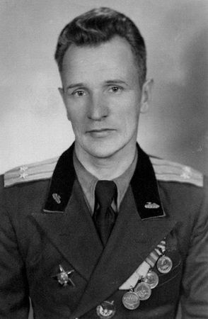 Kołobanow już jako podpułkownik. Wśród odznaczeń widoczny m.in. Order Czerwonego Sztandaru otrzymany za akcję z 19 sierpnia.