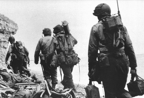 Rangersi przygotowują się do szturmu na Pointe du Hoc. Czekała ich wspinaczka na 30-metrowej wysokości klify. A to wszystko pod morderczym ogniem niemieckich obrońców.