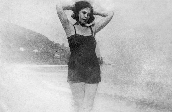 Szybka kariera męża oznaczała też awans żony. Piękna Agnessa Mironowa doskonale się w tym odnajdywała. Tu na plaży w czasie resortowych wakacji.