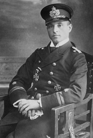 Sukces kpt. Otto Weddigena sprawił, że stał się on bohaterem narodowym Niemiec. Na zdjęciu widoczny Krzyż Żelazny I klasy, który otrzymał za akcję z 22 września.