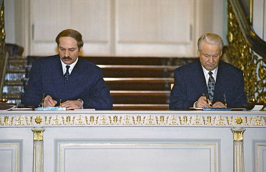 W kampanii wyborczej w 1994 r. Łukaszenka obiecywał reintegrację z Rosją i tutaj słowa w pełni dotrzymał. W 1997 r. podpisano akt utworzenia Związku Białorusi i Rosji (źródło: RIA Novosti; lic. CC ASA 3.0).