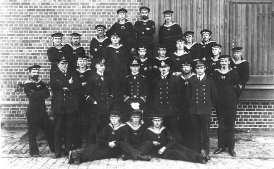 Załoga U-9 w pełnej okazałości. To właśnie ci marynarze i oficerowie okazali się pogromcami Royal Navy (źródło: Bundesarchiv; lic. CC ASA 3.0)