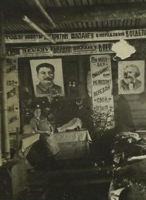 Wnętrze jednego z obozowych baraków udekorowane gazetką ścienną na cześć Stalina i innych radzieckich bohaterów. Więźniowie co dzień musieli patrzeć na portrety osób, za przyczyną których znaleźli się w obozie.