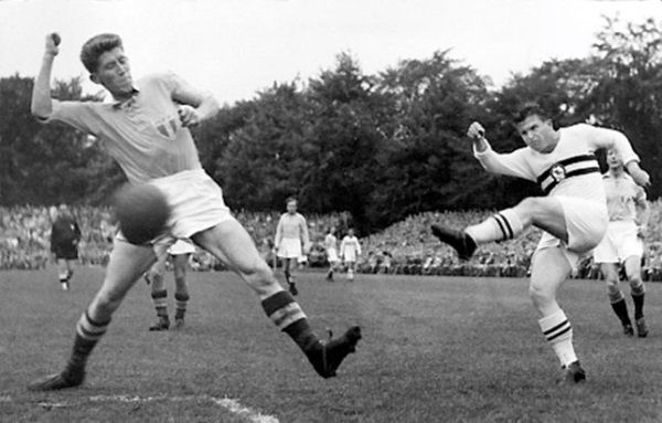 Ferenc Puskas walczy o piłkę w meczu ze Szwecją na mundialu 1954 r. (zdjęcie opublikowane na licencji CCA 2.5 G, autor: Sydsvenskan Sport)