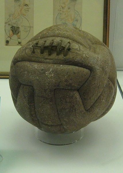 Piłka, którą kopali na boisku piłkarze na pierwszym mundialu. (zdjęcie opublikowane na licencji CCA-SA, autor Oldelpaso)