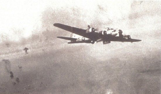 Kiedy ok. 14.00 nad Warszawą pojawiły się amerykańskie samoloty, początkowo myślano, że to 1. Samodzielna Brygada Spadochronowa przybyła z odsieczą. Na zdjęciu "Latająca Forteca" nad Warszawą.