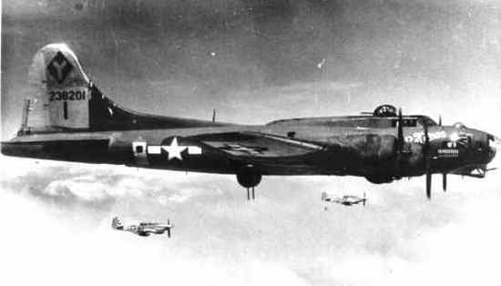 W trakcie operacji "Frantic" ochronę "Latającym Fortecom" zapewniały myśliwce P-51 "Mustang". Nie inaczej było również 18 września 1944 r. Na zdjęciu widoczna "Latająca Forteca" oraz dwa "Mustangi". 