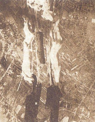 Mimo że 18 września amerykańskie samoloty zrzuciły nad Warszawą niemal 1300 zasobników, tylko niewielka ich część trafiła do powstańców. Na zdjęciu zrzut zasobników nad Mokotowem