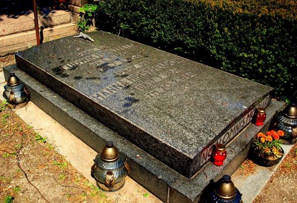 Nie wiadomo, kiedy Hirszfeld się ochrzcił. Ślub brał juz chrześcijański, a pochowano go na katolickim cmentarzu we Wrocławiu.