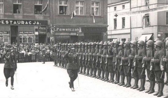 Przegląd 55. Pułku Piechoty na rynku w Lesznie w 1938 r. To właśnie żołnierzom tej jednostki przypadło w udziale przeprowadzenie wypadu rozpoznawczego na terytorium III Rzeszy.