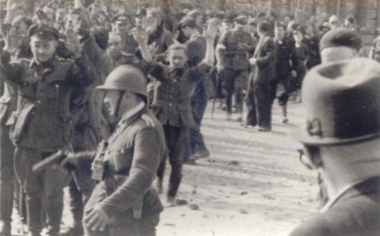 Niemieccy żołnierze wzięci do niewoli po zdobyciu PAST-y. W przeciwieństwie do SS-manów i gestapowców żołnierze Wehrmachtu mogli liczyć na dobre traktowanie.