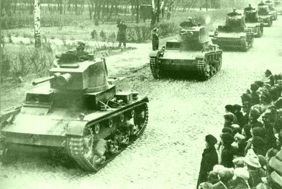 Przedwojennych pancerniaków w szeregach armii Berlinga było jak na lekarstwo. Niemal cała kadrę należało wyszkolić od zera lub "wypożyczyć" z Armii Czerwonej. Na zdjęciu chluba broni pancernej II RP czołgi 7TP.
