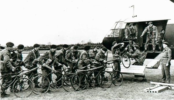 Zrzucanie psów ze spadochronem niewiele różni się od transportu rowerów. Tak w każdym razie uważała brytyjska armia.