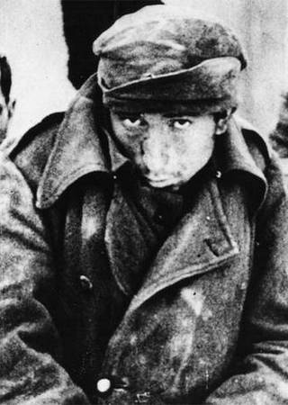 Obraz nędzy i rozpaczy, czyli rumuński żołnierz spod Stalingradu. Jego mundur ewidentnie nie nadawał się na radzieckie mrozy.
