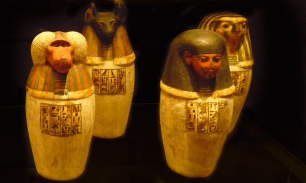 Czterech synów Horusa. Naczynia, do których trafiały usuwane z ciała narządy zmarłego (fot. Kamil Janicki; Luwr w Paryżu).