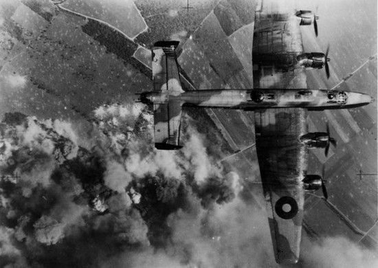 Brytyjskie ciężkie bombowce Halifax atakuj 14 sierpnia 1944 r. niemieckie pozycje w Normandii. Być może to one zbombardowały Polaków i Kanadyjczyków?