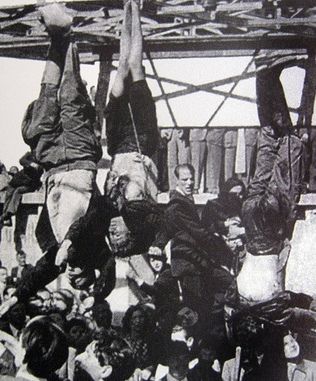 Sam Benito Mussolini przeżył zięcia zaledwie niewiele ponad rok. Kończąc ostatecznie powieszony do góry nogami na mediolańskiej stacji benzynowej.