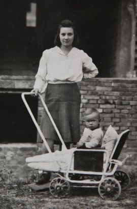 Na zdjęciu Halina Wiśniewska z urodzonym 1 sierpnia 1944 roku synem Stasiem na gruzach Warszawy w 1945 roku.