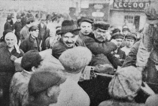 Stalinowskie represje nie ominęły również polskiego środowiska naukowego. Jednym z najwcześniej aresztowanych był Tomasz Dąbal (siedzi w środku), który w latach 1934-1935 piastował nawet stanowisko wiceprezesa Akademii Nauk Białorusi.